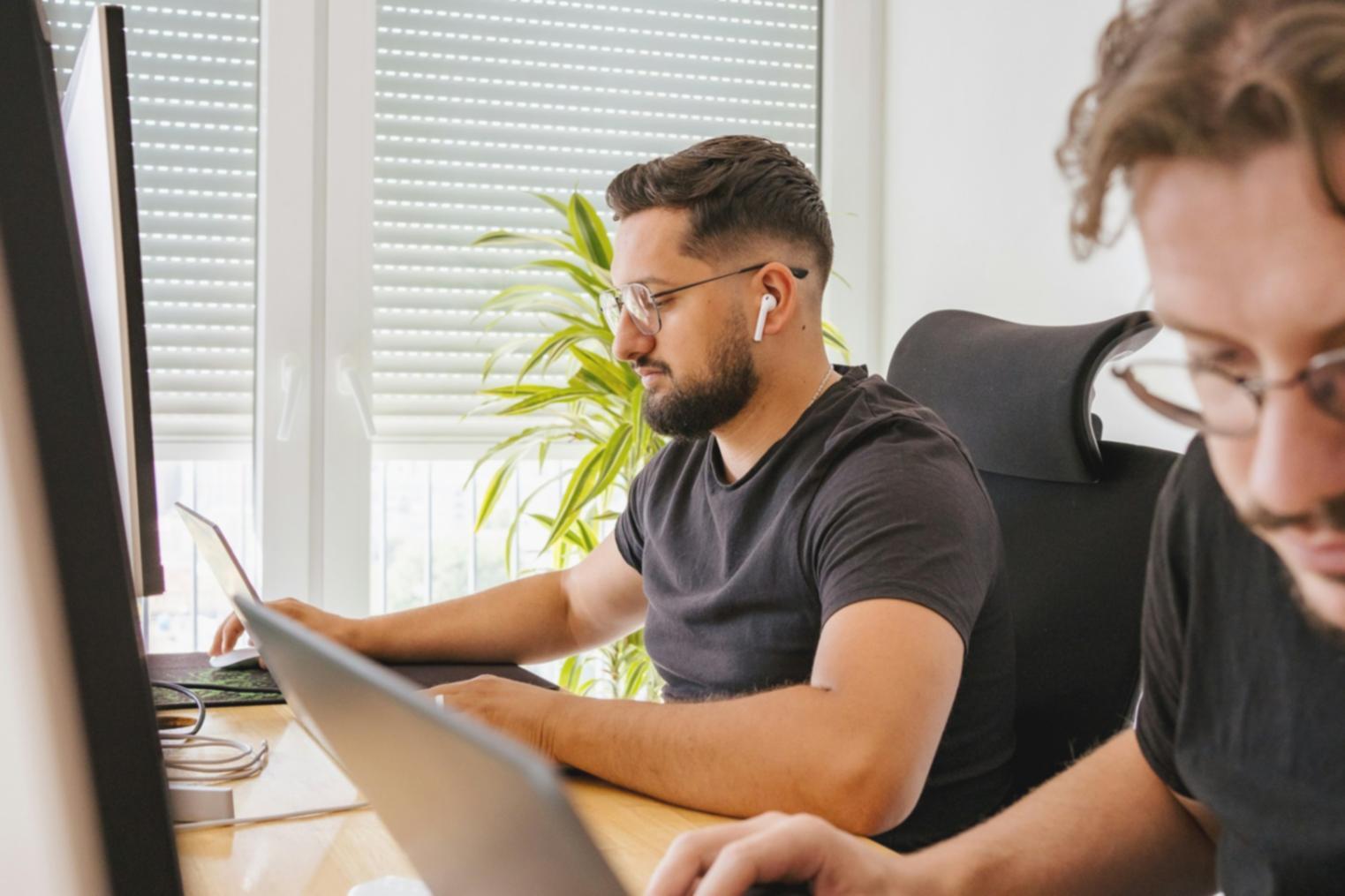 qumarentovl Team bei der Arbeit
